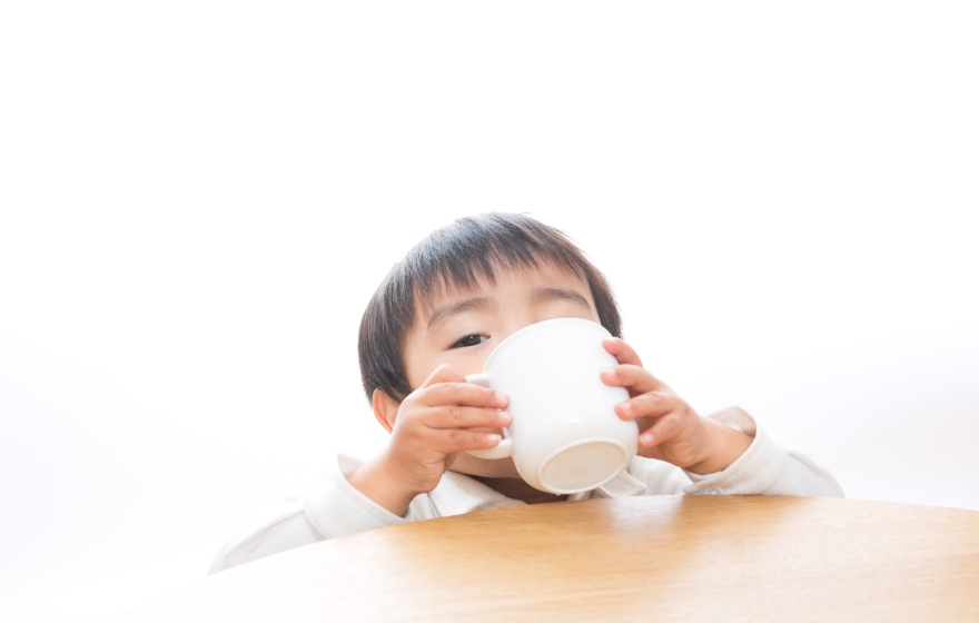 お茶を飲む子ども