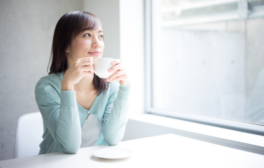 お茶を飲む女性